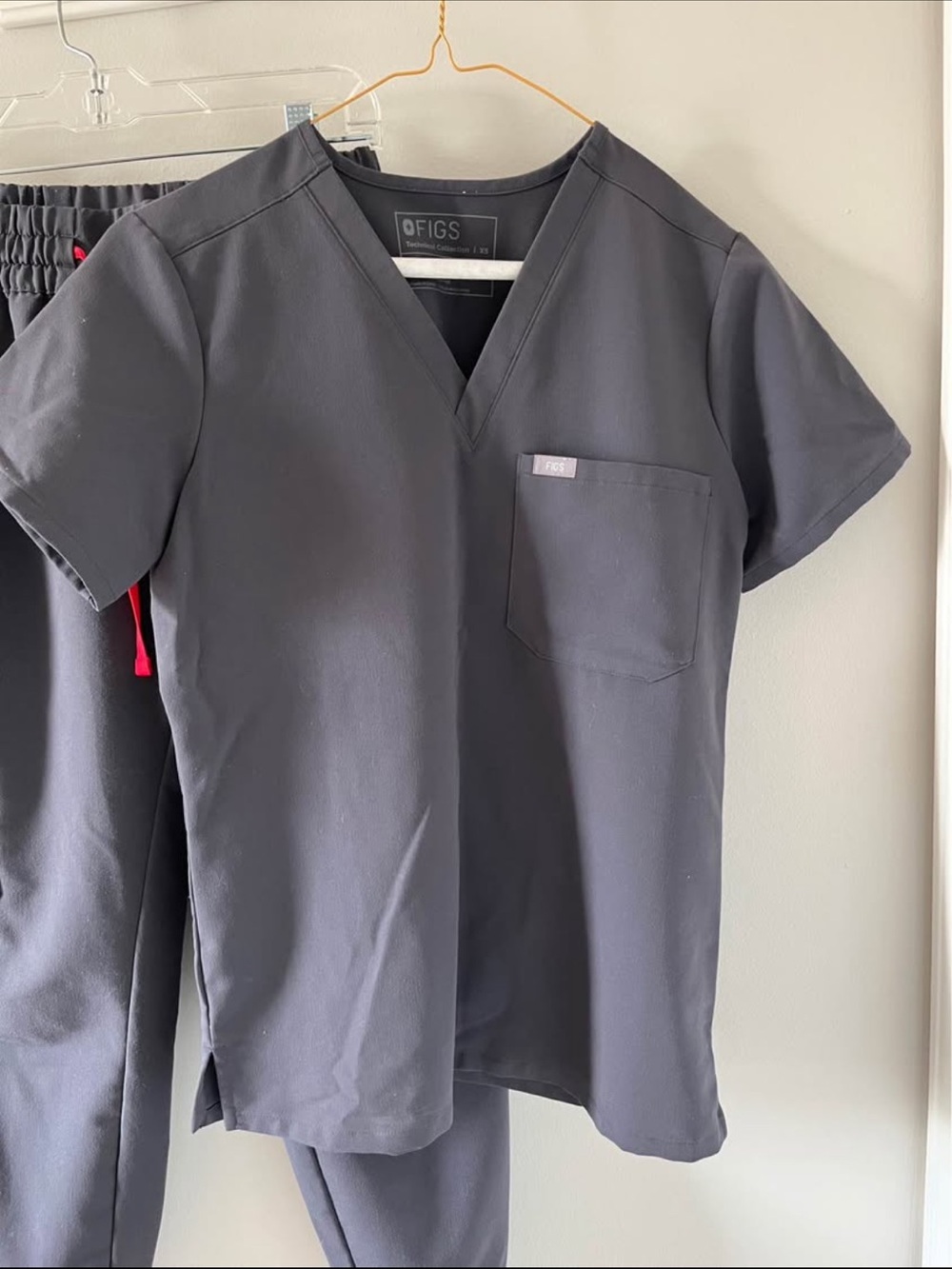FIGS Scrub Set - V-Neck Top & Jogger Pants - Picture 2 of 6